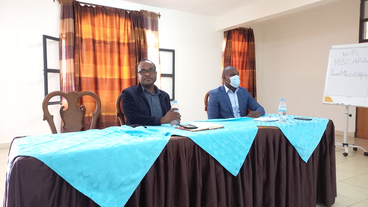 NESA_Rwanda's tweet photo. Uyu Munsi, Umunyamabanga wa Leta ushinzwe Amashuri abanza n'Ayisumbuye @gtwagirayezu ari kumwe na @BahatiBe, umuyobozi wa @NESA_Rwanda basuye Abakozi ba NESA bari gutegura Ibizamini bya Leta bya 2022 n'Ibizamini bisoza igihembwe cya 3. Yabasabye kubitegura binoze. @Rwanda_Edu https://t.co/JSO0bGXvlW