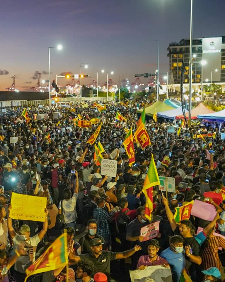 NewsWireLK's tweet photo. #OccupyGalleFace protest underway for the 8th consecutive day demanding President Gotabaya Rajapaksa's resignation https://t.co/P8MfTwsdkT