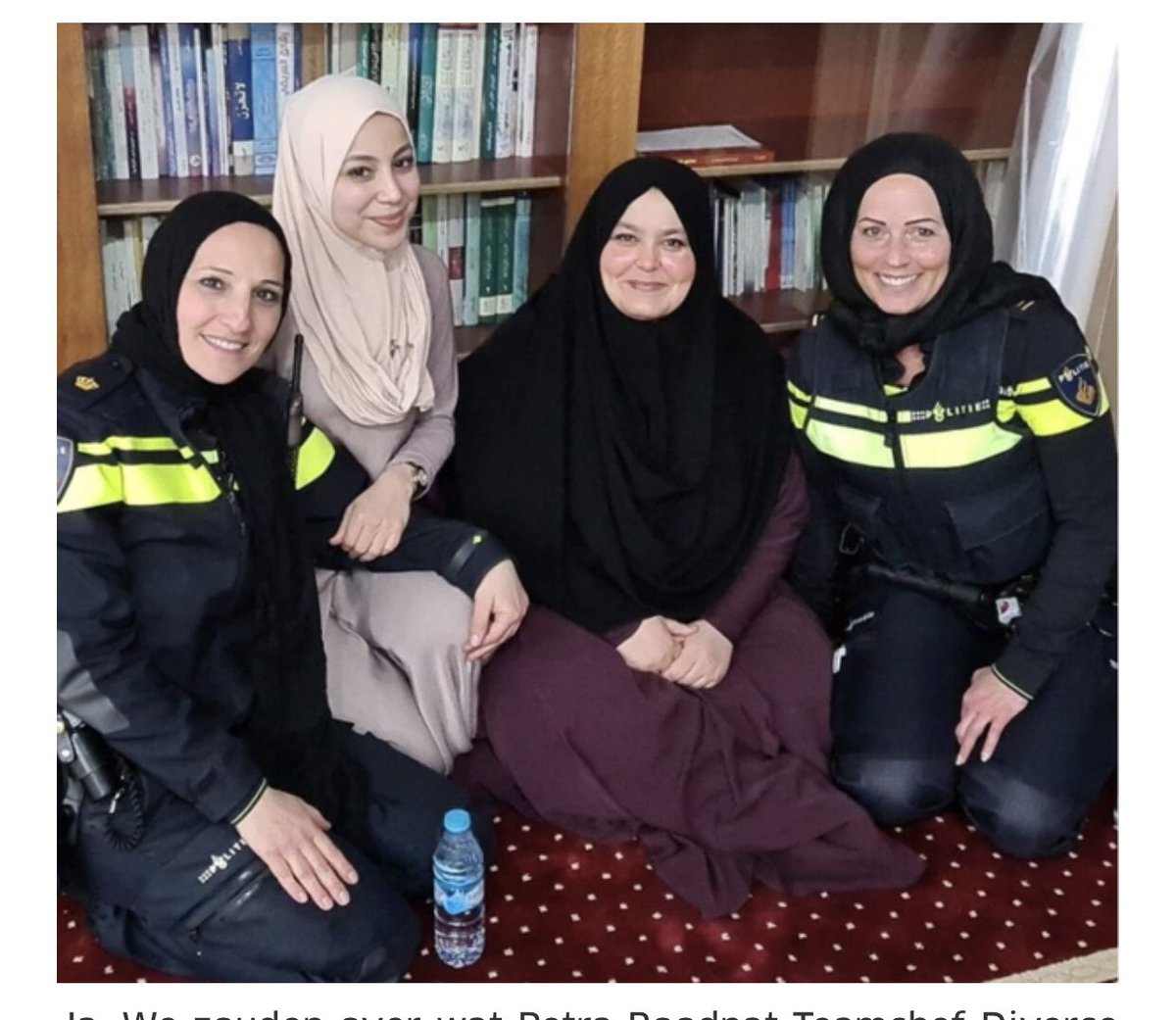 lilian_helder's tweet image. De wettelijke taak van @Politie is het handhaven van de rechtsorde en hulpverlening 

niet het promoten van een ideologie door zich in uniform uit te dossen met een hoofddoek en op kousevoetjes

geenstijl.nl/5164585/nederl…

Ga in een Islamitisch land werken of hier boeven vangen