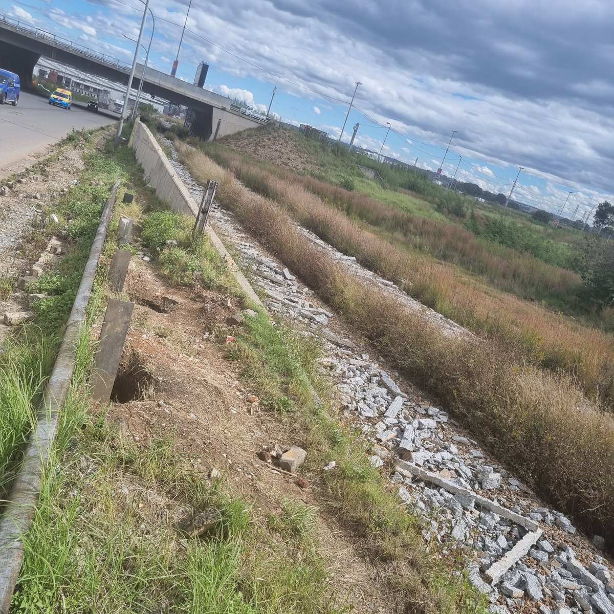 ZaJonty's tweet photo. @nhlanhla_lux_ Denver Johannesburg even the concrete sleepers are being stripped for reinforcing inside all the stations have been stripped bare aswell https://t.co/H164taQF33