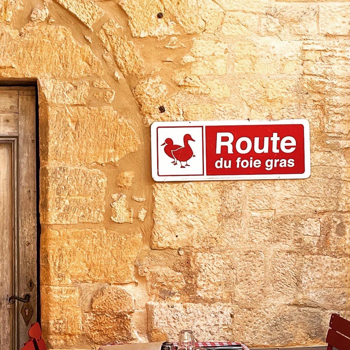 CaravanerosBlog's tweet image. Siguiendo la ruta gourmet del pato en Sarlat la Caneda. Hoy hemos comprado un montón de producto local delicioso en el mercado y en varias de los cientos de tientas gourmet de esta localidad medieval