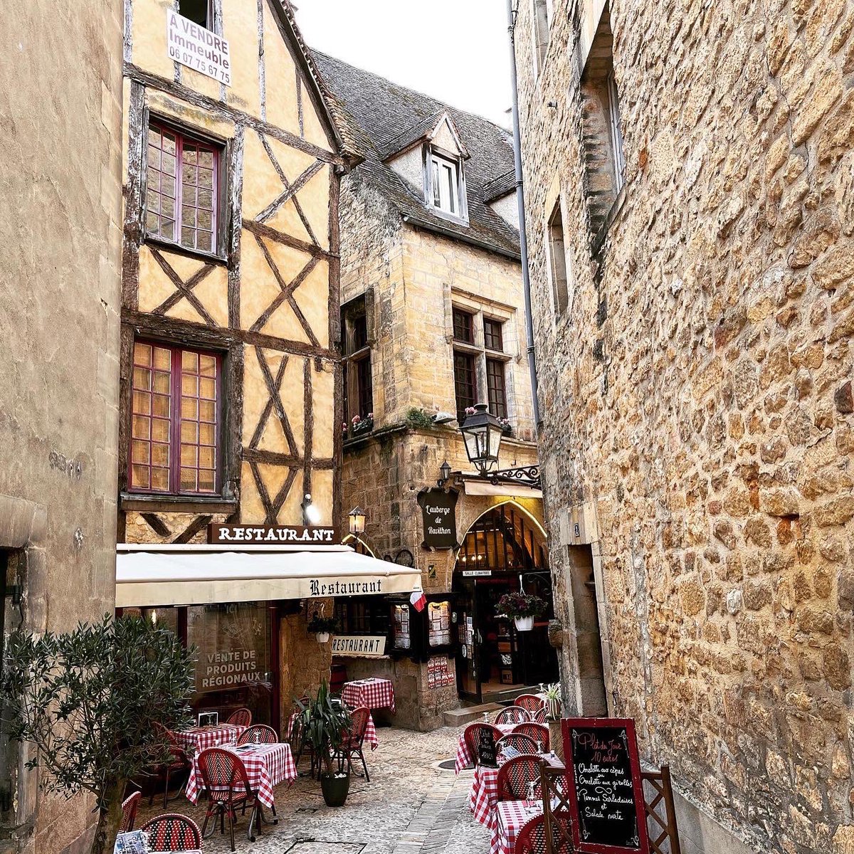 CaravanerosBlog's tweet image. Siguiendo la ruta gourmet del pato en Sarlat la Caneda. Hoy hemos comprado un montón de producto local delicioso en el mercado y en varias de los cientos de tientas gourmet de esta localidad medieval