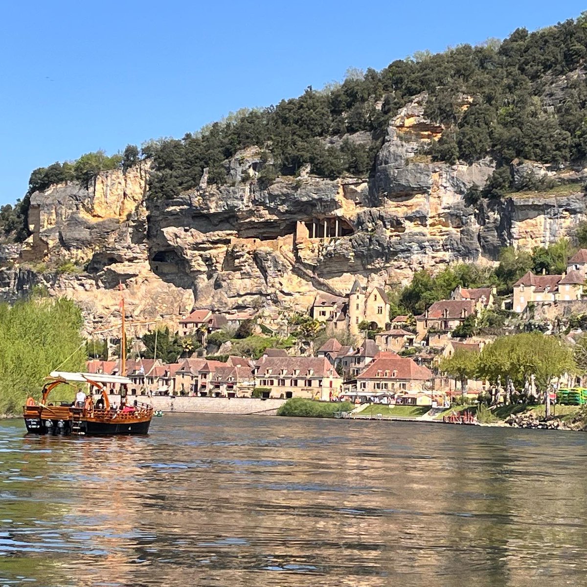 CaravanerosBlog's tweet image. Hoy visitamos desde el río La Roque-Gageac, uno de los pueblos más bonitos de Francia. Con area de autocaravanas en la misma orilla