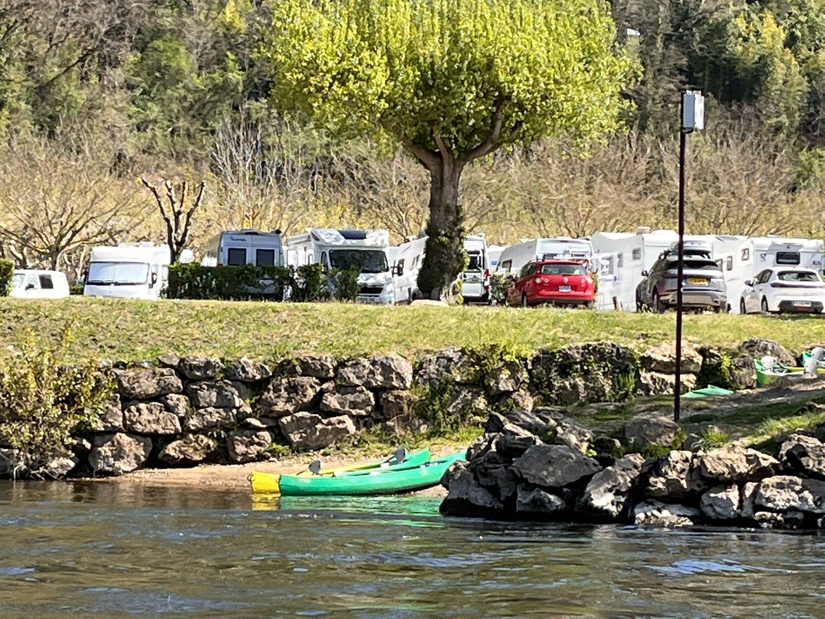 CaravanerosBlog's tweet image. Hoy visitamos desde el río La Roque-Gageac, uno de los pueblos más bonitos de Francia. Con area de autocaravanas en la misma orilla