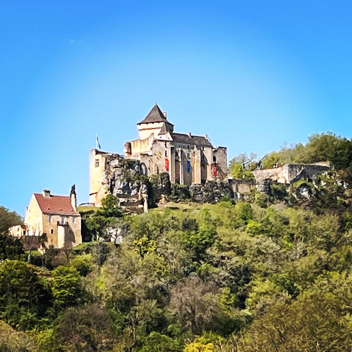 CaravanerosBlog's tweet image. Hoy visitamos desde el río La Roque-Gageac, uno de los pueblos más bonitos de Francia. Con area de autocaravanas en la misma orilla