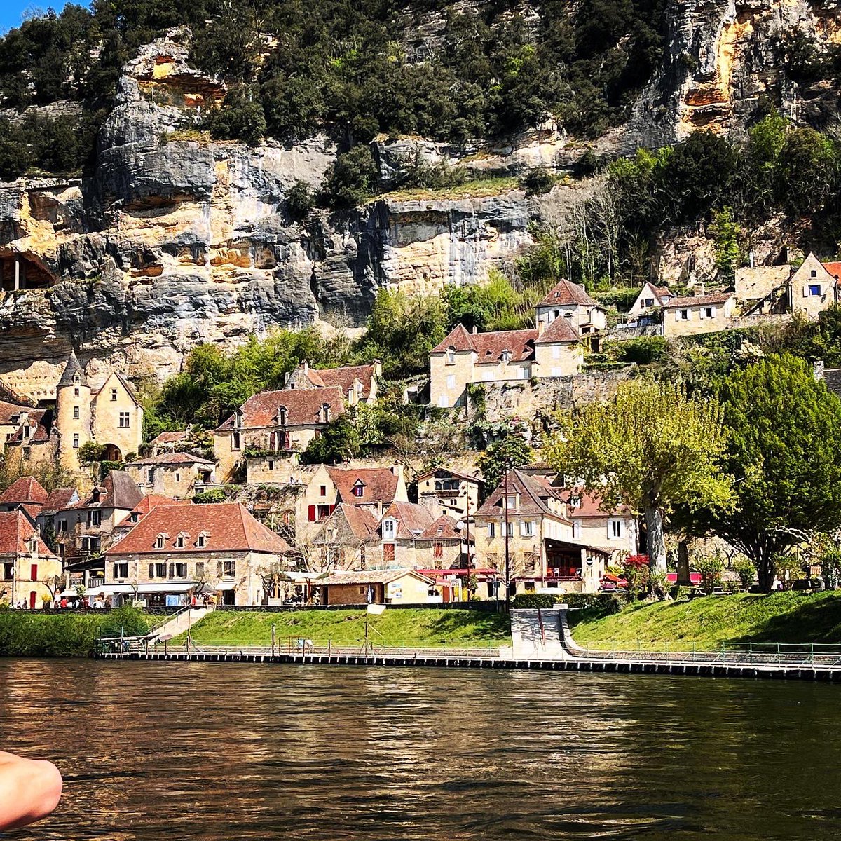 CaravanerosBlog's tweet image. Hoy visitamos desde el río La Roque-Gageac, uno de los pueblos más bonitos de Francia. Con area de autocaravanas en la misma orilla