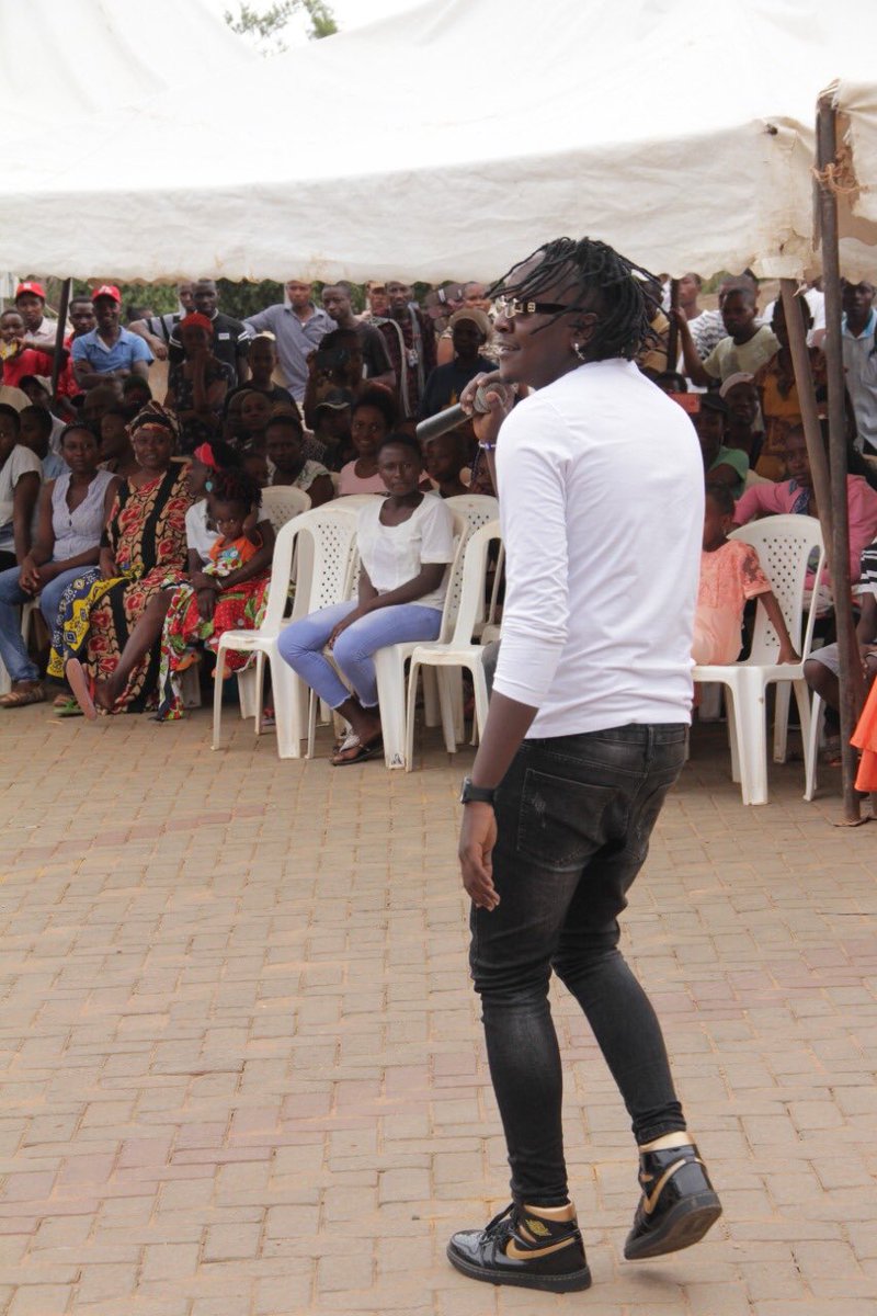 EzekielMutua's tweet photo. Upcoming Kenya’s music star from Voi, @subirijay with Dance Klan crew entertaining fans at the Malaika Cultural Festival 2022 in Voi town.
 #MCSKatMalaikaFestival2022 https://t.co/5dKoQghqtU