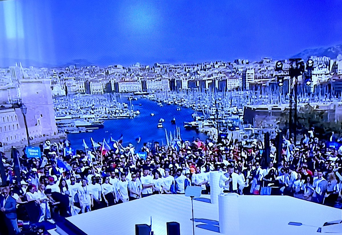 « Ne sifflez pas l’extrême-droite, Ne sifflez pas l’extrême-droite….Battez-la le 24 avril! » @EmmanuelMacron Un discours clair et mobilisateur à #Marseille #JeVoteMacronAuDeuxiemeTour @enmarchefr #avecvous2022 @avecvous