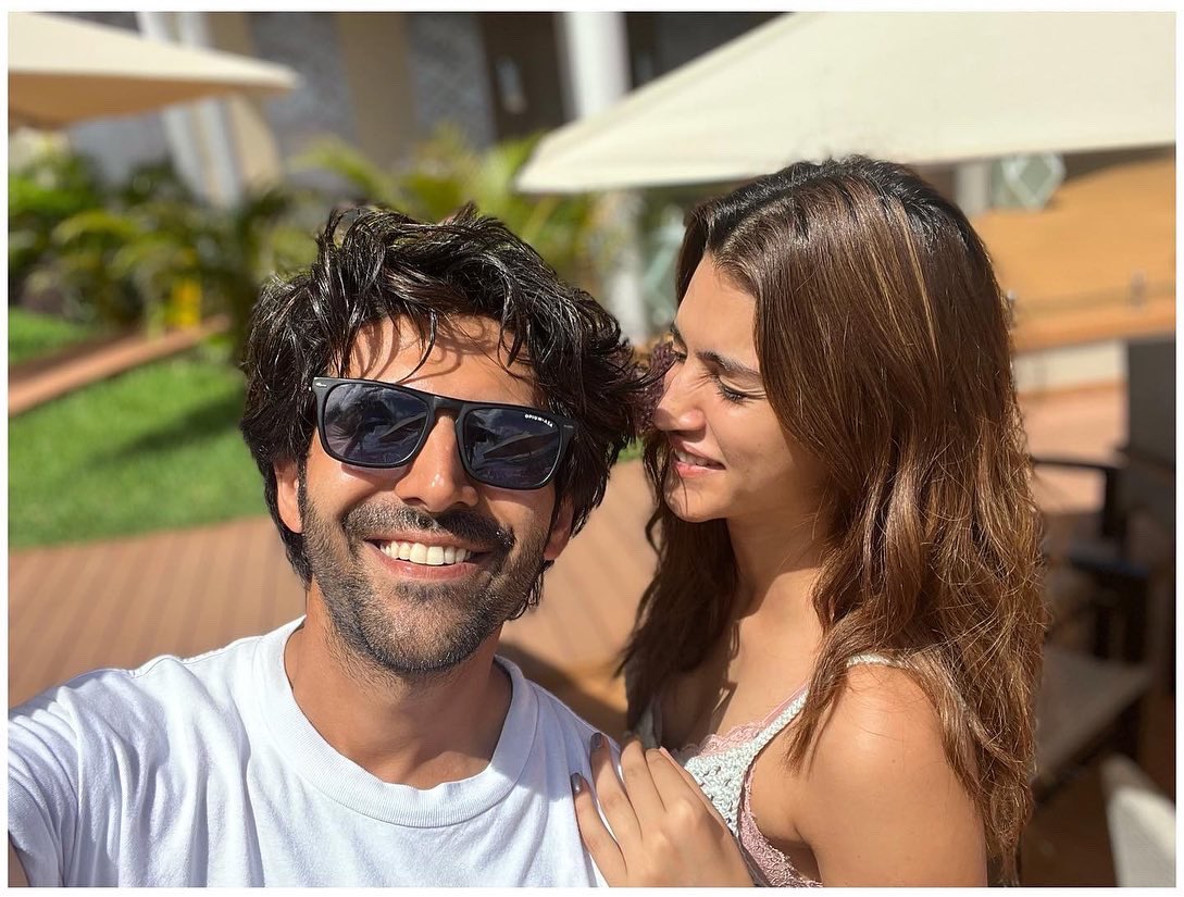 filmfare's tweet photo. Cute!

#KartikAaryan shares some lovely pictures with #KritiSanon from Mauritius. https://t.co/gA8PjIbzF2
