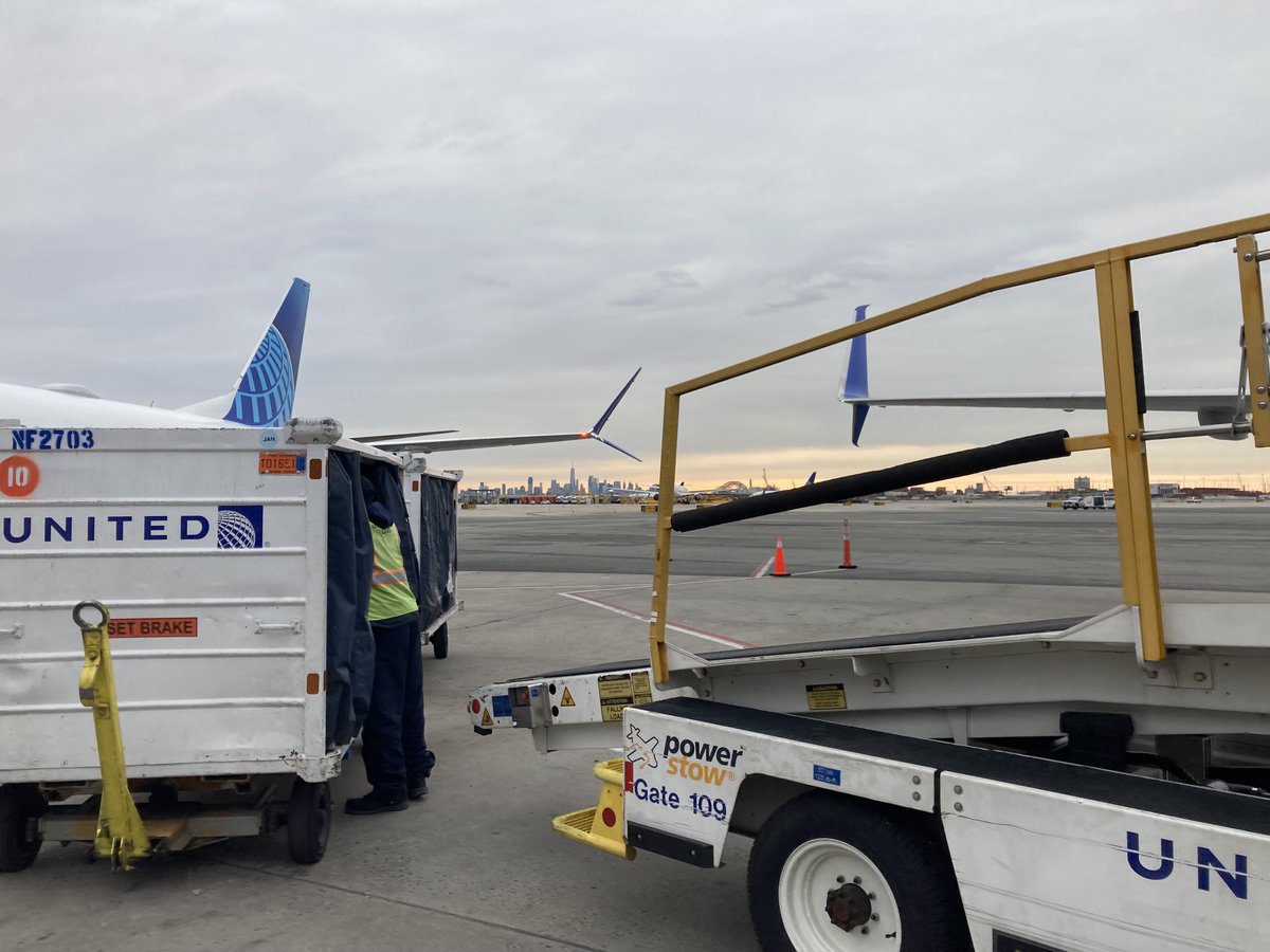 jarekdab's tweet photo. The early morning view is amazing but first let’s get this flight out on time (it went out 7 minutes early🙂). 737-900 full of happy customers on the way to CUN! https://t.co/wc83AyAqUN