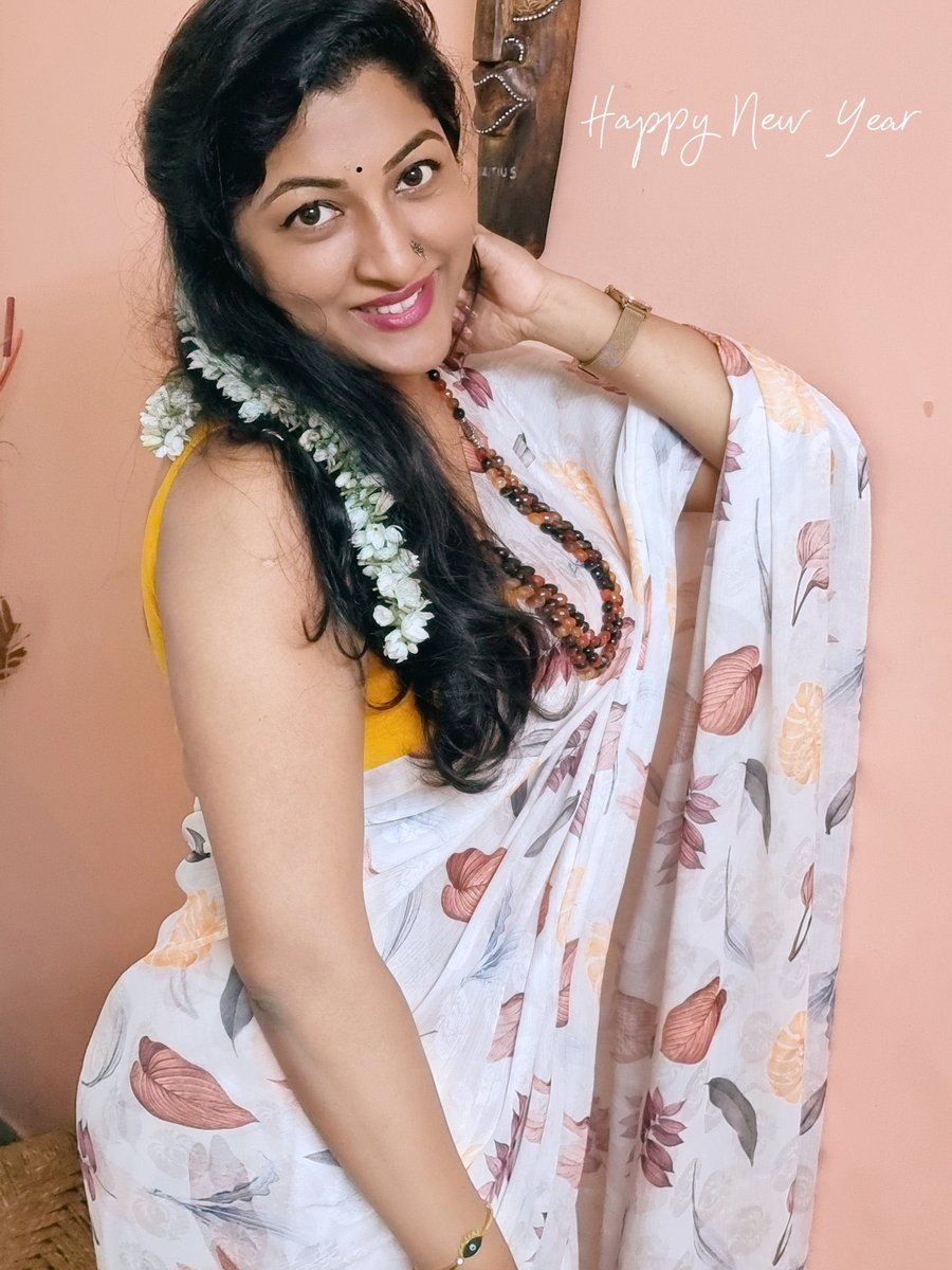 garuda78's tweet photo. That’s how she tempts me😍 #hotwife #bhabhi #saree #sleevless #sareebeauty #sareelover #seduction #curvy #curvywomen 😍🔥 https://t.co/nikgzZwUAT