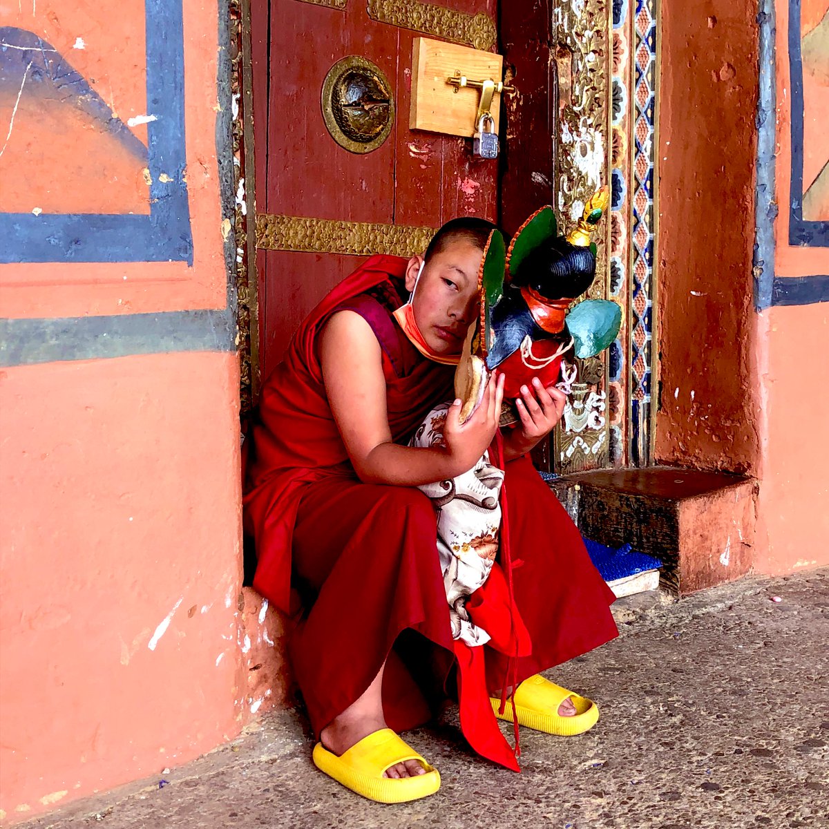 kuengawangmo's tweet photo. Holding close his mask for the day! #monastics #monkperformer #ParoDzong #Tsechu #Bhutan https://t.co/FQLVmoJOXs