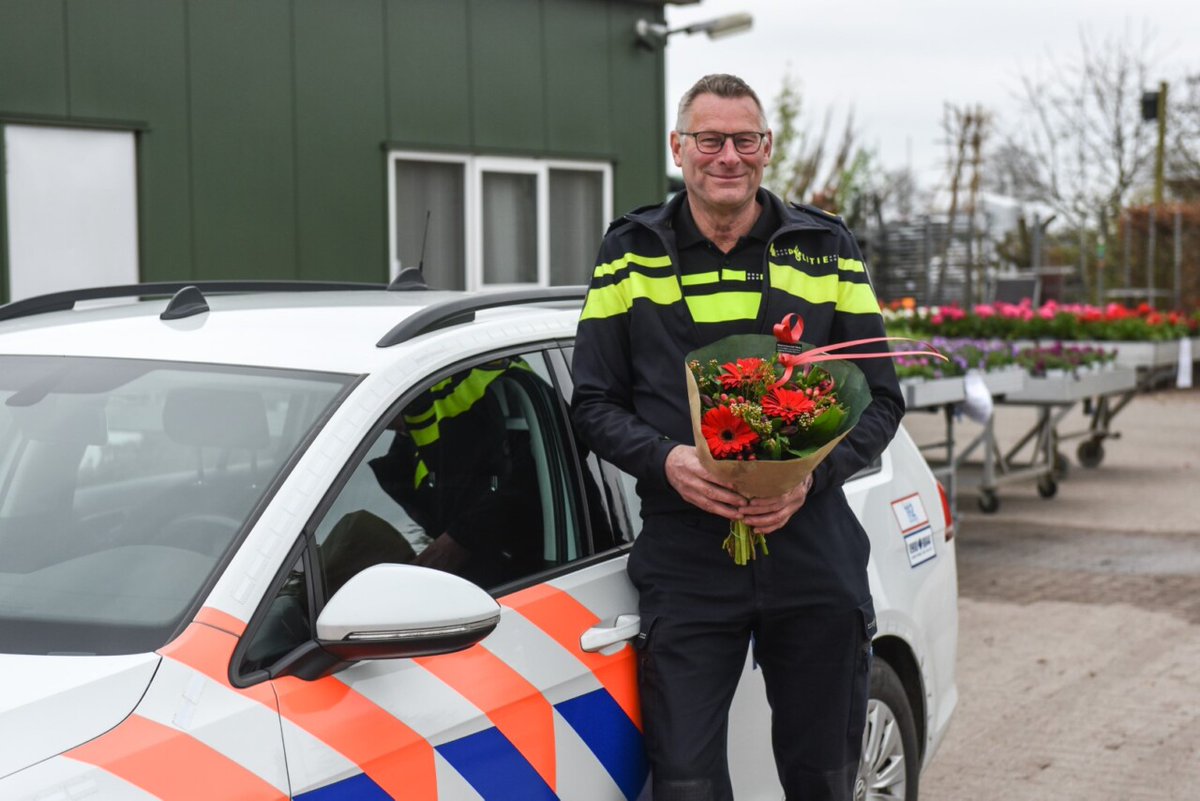 noordernieuws's tweet photo. Na 45 jaar vrijwillige politie neemt 69-jarige Willem Roffel afscheid - #Groningen - https://t.co/OkZAhW1fG1 https://t.co/QTQM52dNCK