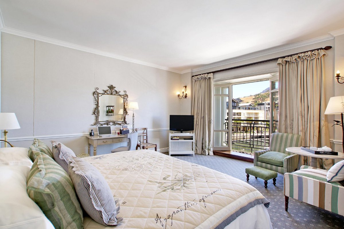 Inspired by tales of the Cape’s richly storied past. #TableMountain #LuxuryRoom

📸 @capegracehotel

#vayenitravel #safariexperts  #dmc #discovercapegrace  #Vayeni #luxurytravel #CapeTown #travelwithus #travel #Africa #visitsouthafrica