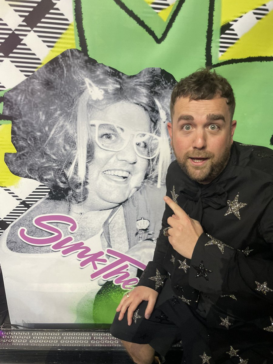 It’s only me as Linda La Hughes on the wall for the @SinkThePinkLDN finale @KathyBurke 💅💅💅