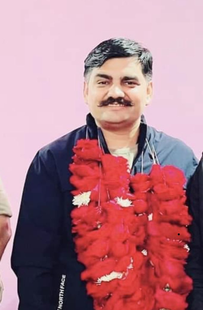 Vrajsinh_Rajput's tweet photo. 🔴જે કાંટા ના ઘા સહન કરે એને જ હાર ચડાવવા માં આવે છે
🔴આ પ્રથમ એવો હાર છે જે વિજય નું પ્રતિક છે
🔴હજારો યુવાનો ની દુઆ ઓ ફળી યુવરાજસિંહ આજે સાબરમતી જેલ માં થી બહાર આવી ગયા
🔴ઈતીહાસ આવા માણસો જ બનાવી શકે બાકી તાળી ઓ પાડો અને મજા કરો
#iSupportYuvrajsinh 
#HuPanYuvrajsinh 
@YAJadeja https://t.co/gWmL73RBj8