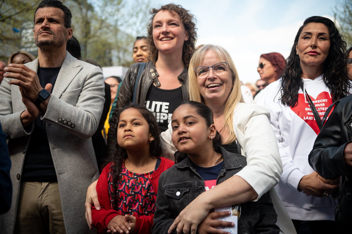 MarijnissenL's tweet photo. Met @KristieRongen voorop strijden de ouders voor hun recht. Veel dank aan @PannekoekPeter, @HumbertoTan, @claudiadebreij en @StevenBrunswijk die hun steun uitspraken. Advocate @MEGonzalezPere2 kreeg een oorkonde van de ouders voor haar onvermoeibare inzet voor gerechtigheid. https://t.co/ksliwQ58yW