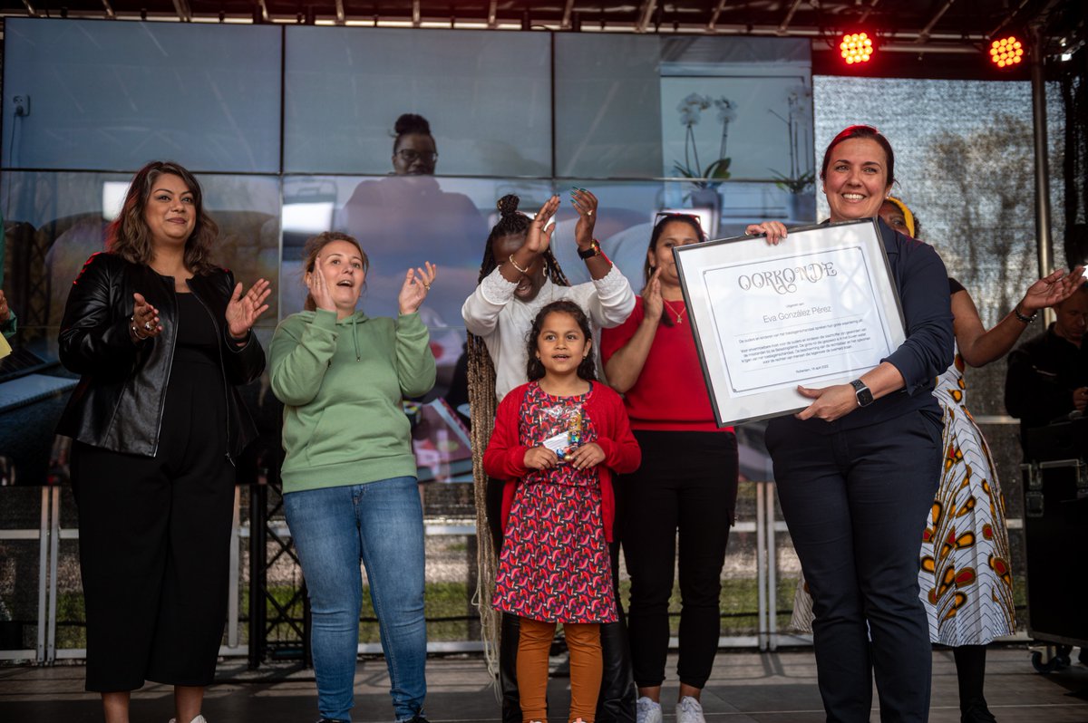 MarijnissenL's tweet photo. Met @KristieRongen voorop strijden de ouders voor hun recht. Veel dank aan @PannekoekPeter, @HumbertoTan, @claudiadebreij en @StevenBrunswijk die hun steun uitspraken. Advocate @MEGonzalezPere2 kreeg een oorkonde van de ouders voor haar onvermoeibare inzet voor gerechtigheid. https://t.co/ksliwQ58yW
