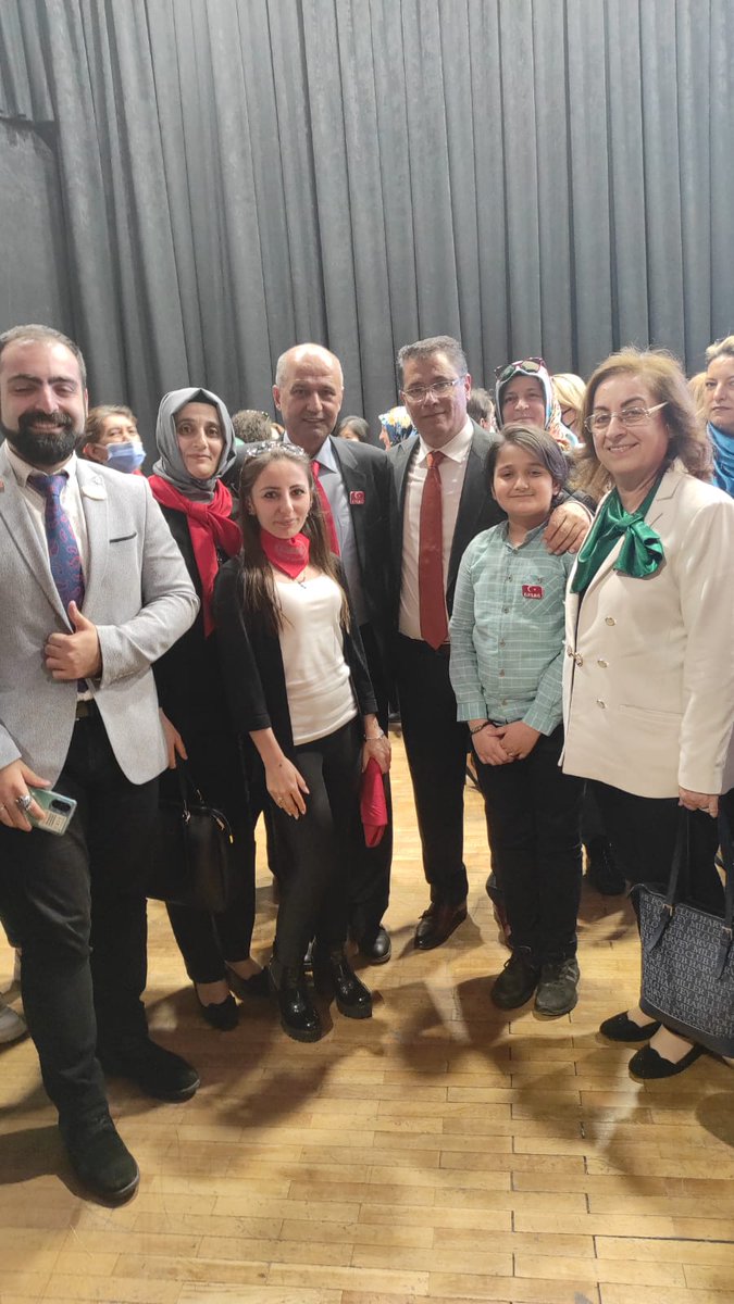 Gulumsun10's tweet photo. Bu sefer büromuzu EKİBİMİZİ temsil eden Mehmet-Türkan N-Mustafa BEKET ailesi oldu.. Vatana yıllarca hizmet eden Mehmet abimiz iyi bir askerdi şimdi KOYU ERSAĞ'CI.. YOLUNUZ AÇIK OLSUN MAAŞALLAH @m_beket @BeketTurkan @guner_berkin https://t.co/GsHO1w7mgi