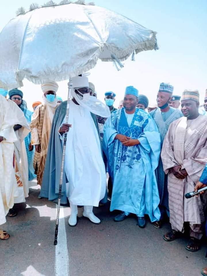 OvieNews's tweet photo. Umar Baffa is the Chairman of Birniwa LGA in Jigawa, and yet still continues his tailoring work to deliver Sallah clothes before Eid. https://t.co/cvP6FKovI7