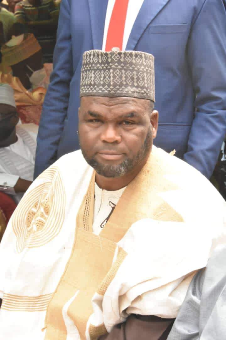 OvieNews's tweet photo. Umar Baffa is the Chairman of Birniwa LGA in Jigawa, and yet still continues his tailoring work to deliver Sallah clothes before Eid. https://t.co/cvP6FKovI7