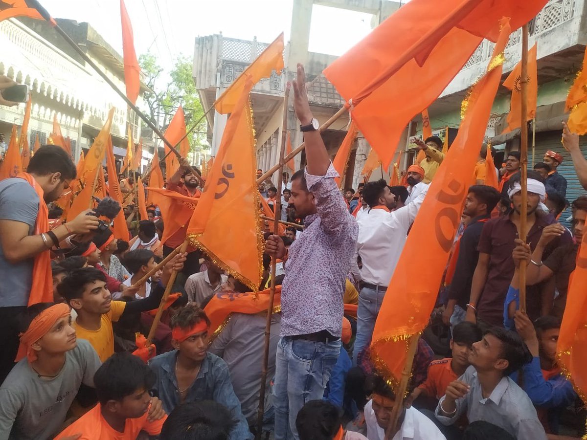 zeerajasthan_'s tweet photo. #निवाई #Tonk- श्री हनुमान जन्मोत्सव पर निकली शहर में विशाल शोभायात्रा

251 ध्वजों के साथ भक्तगण लगा रहे थे हनुमान जयकारे, भक्तगण जगह-जगह शोभा यात्रा कर रहे हैं स्वागत, सुंदरकांड हनुमान चालीसा रामधुनी के पाठ करते हुए चल रहे हैं भक्तगण
@pkjoshizee https://t.co/6AmVfc6rhz