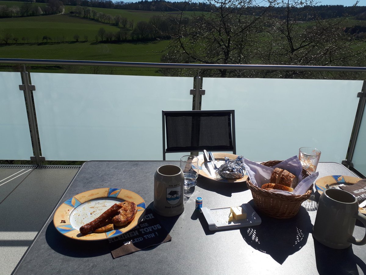 So lässt es sich aushalten. Fehlen nur noch die Brettspiele. #Grillen #Apfelwein