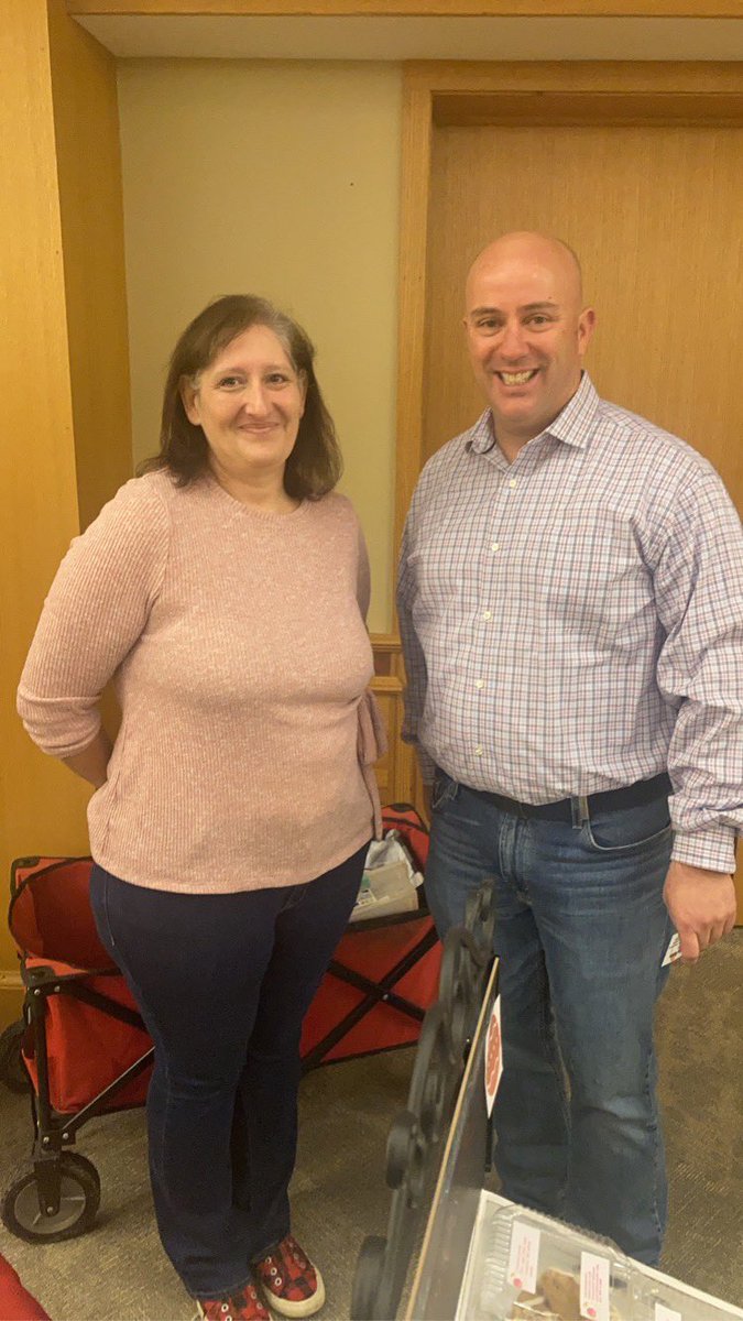 matthallcd5's tweet image. I’m kicking off my day in Muncie at the Farmers Market! It’s great to connect with fellow veterans like Paula who runs Lilu Farms and is looking to expand her small business in Alexandria. I’m looking forward to speaking to folks all today in Muncie!