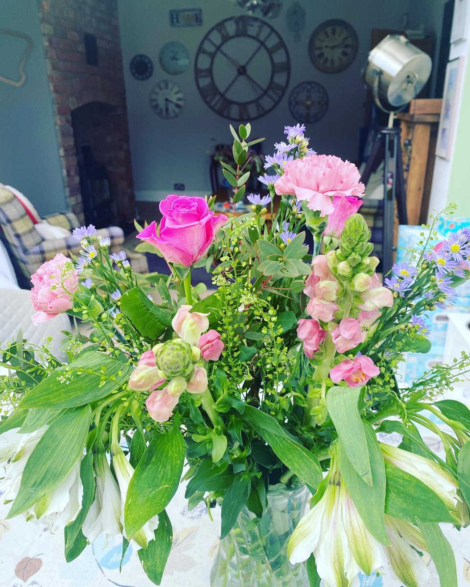 evolve2evolve's tweet photo. A #lovely #surprise #thankyou just arrived! What a #gorgeous #bouquet of #beautiful #cottage #garden #flowers this is! xx
#flora #fauna #foliage #pastel #pink #lilac #purple #green #rose #stock #michaelmas #daisy - just #wonderful - #thankyouback π https://t.co/xRkFgORXlb
