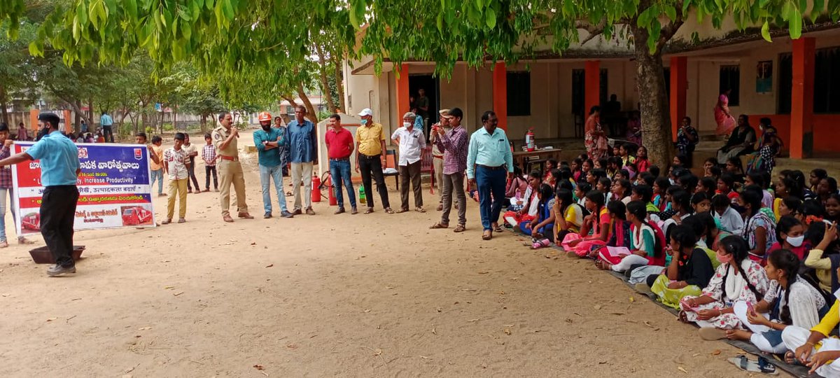 PoliceVzm's tweet photo. మహిళలు, విద్యార్డుల మొబైల్స్ లో దిశా యాప్ ను డౌన్లోడ్ చేయించి, రిజిస్ట్రేషన్ చేయించారు.
@APPOLICE100
@dgpapofficial
@sdpovzm
@mahilapolicevzm
#WomenSafety
#DishaApp
#DishaSOS
#WomenEmpowerment
#SOS
#Emergency
#PolicingWithTechnology https://t.co/dcbZDZxQWb