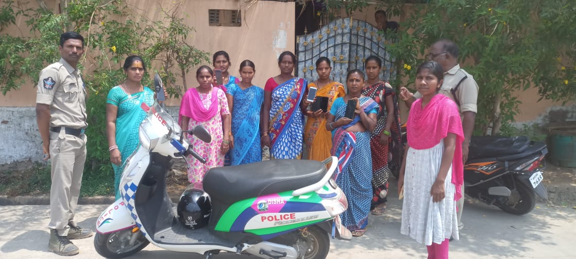 PoliceVzm's tweet photo. మహిళలు, విద్యార్డుల మొబైల్స్ లో దిశా యాప్ ను డౌన్లోడ్ చేయించి, రిజిస్ట్రేషన్ చేయించారు.
@APPOLICE100
@dgpapofficial
@sdpovzm
@mahilapolicevzm
#WomenSafety
#DishaApp
#DishaSOS
#WomenEmpowerment
#SOS
#Emergency
#PolicingWithTechnology https://t.co/dcbZDZxQWb