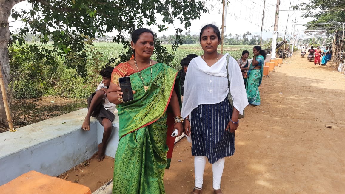 PoliceVzm's tweet photo. మహిళలు, విద్యార్డుల మొబైల్స్ లో దిశా యాప్ ను డౌన్లోడ్ చేయించి, రిజిస్ట్రేషన్ చేయించారు.
@APPOLICE100
@dgpapofficial
@sdpovzm
@mahilapolicevzm
#WomenSafety
#DishaApp
#DishaSOS
#WomenEmpowerment
#SOS
#Emergency
#PolicingWithTechnology https://t.co/dcbZDZxQWb