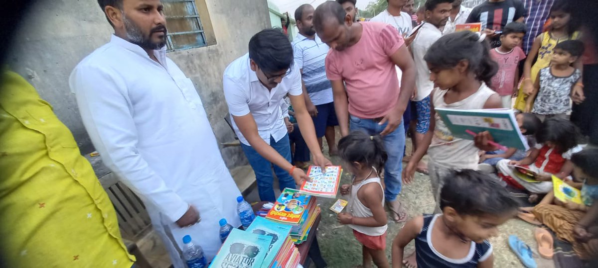 sawan_iyc's tweet photo. धनबाद जिला उपाध्यक्ष सावन सुमन के नेतृत्व में बाबा साहेब के जयंती के अवसर पर दलित बस्ती में बच्चों के बीच कलम, किताबे वितरण किया गया और निशुल्क पाठशाला का उद्घाटन किया गया। @RahulGandhi @priyankagandhi https://t.co/hs4nWqHCrt