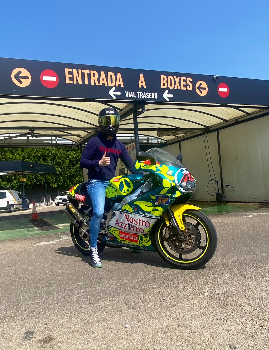 46AdrianV's tweet photo. Hoy he cumplido un pequeño sueño!
Probar una aprilia rs 250cc 2T 🤤😍 https://t.co/znPiZHitzS