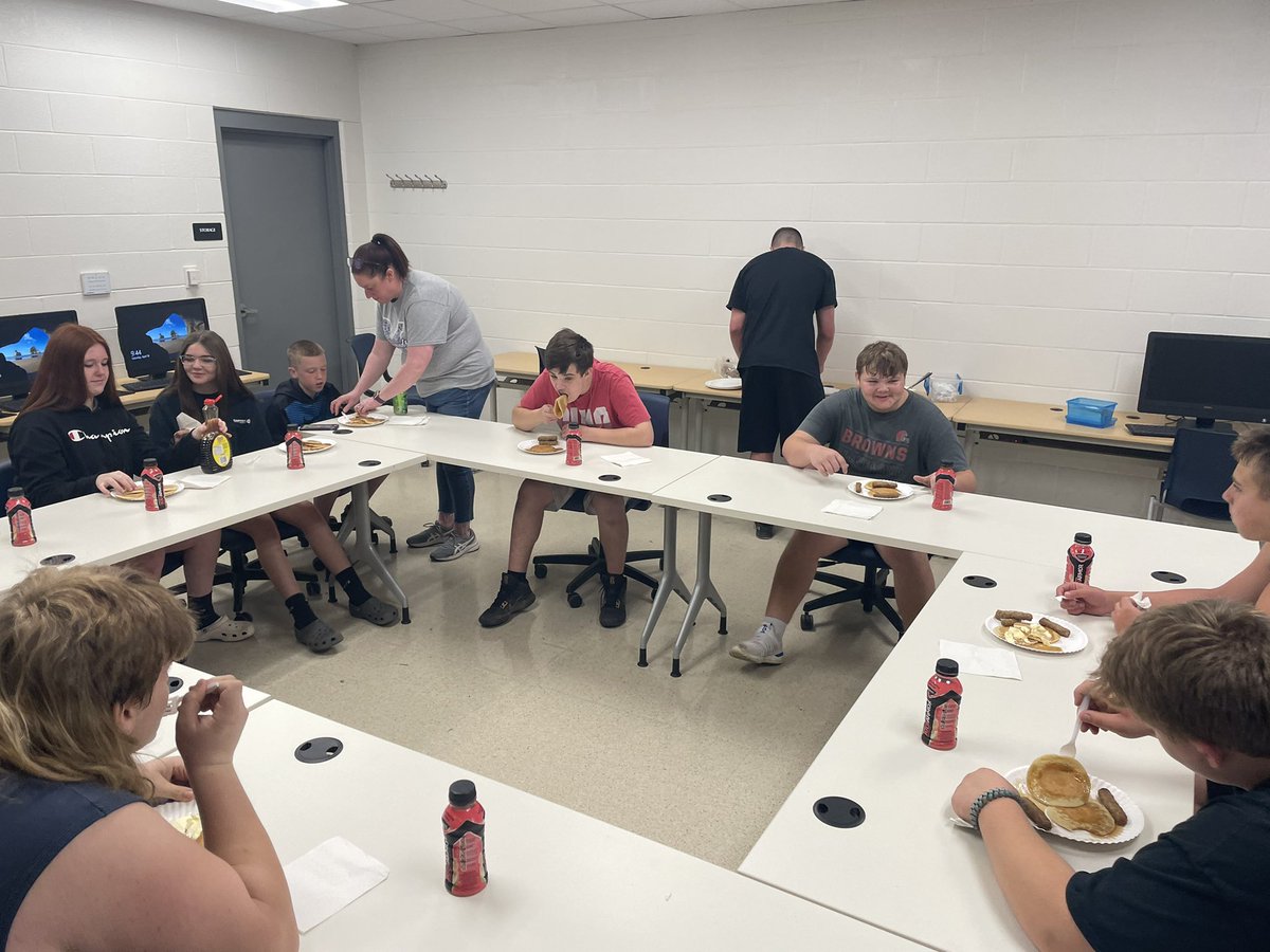 NeriaNick's tweet photo. After a max out day for champions lift, we had breakfast, and then finished the day with an Easter egg hunt. https://t.co/R5PT1BoHSl
