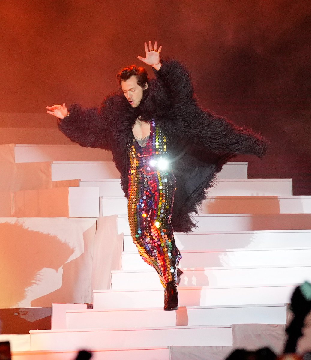 hsdcandids's tweet image. Harry performing onstage at #Coachella - April 15