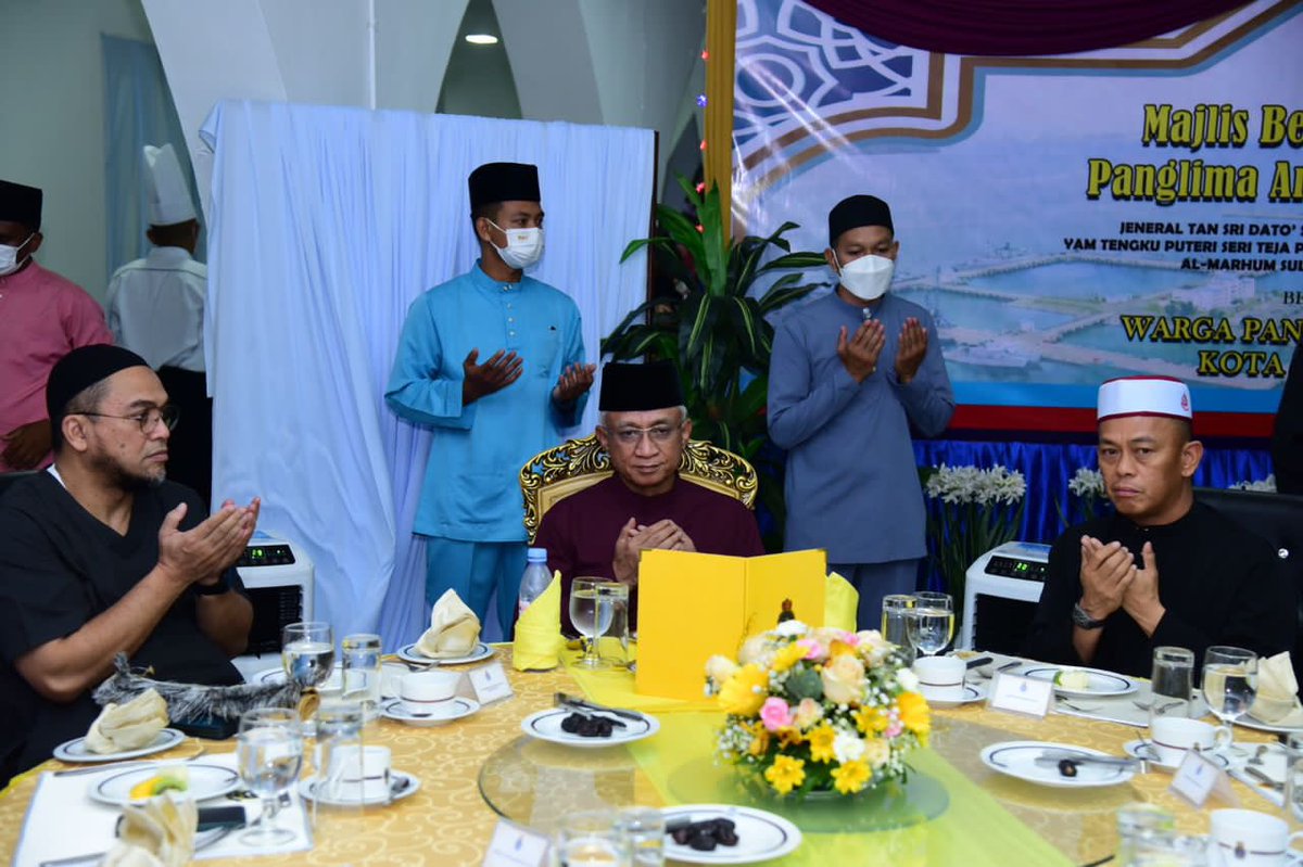 MPA_Timur's tweet photo. والصدقة تطفىء الخطيئة كما تطفىء الماء النا yg membawa maksud “Sedekah menghapus dosa umpama air memadam api.” (HR Tirmidzi)

Panglima Angkatan Tentera &amp; isteri sampaikan sumbangan kpd sebahagian golongan istimewa Sepanggar sebelum beriftar bersama #NavyPeople di PTKK.

#NavyNews https://t.co/WjSVKZrDot