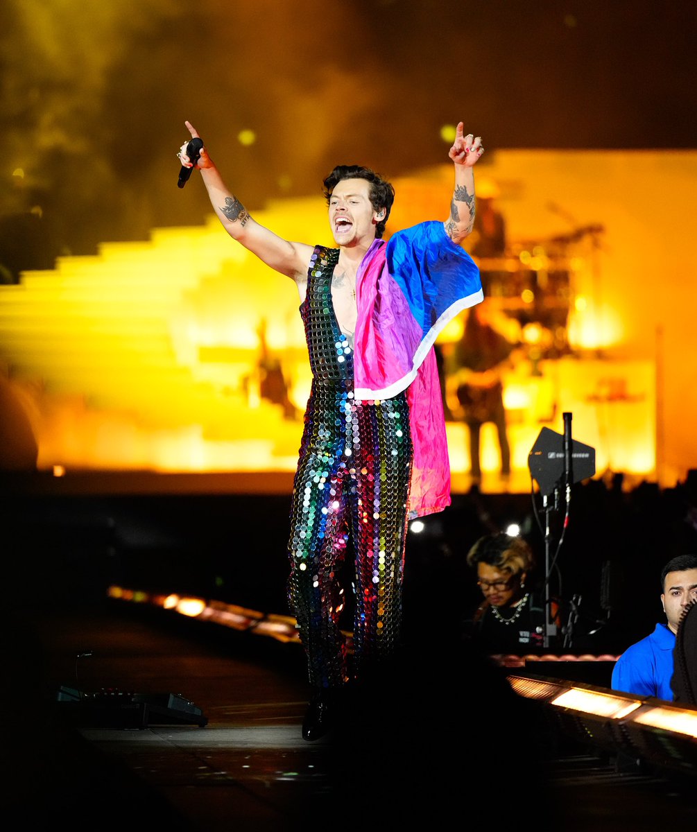hsdcandids's tweet photo. Harry performing onstage at #Coachella - April 15 https://t.co/Kmt3842CKL