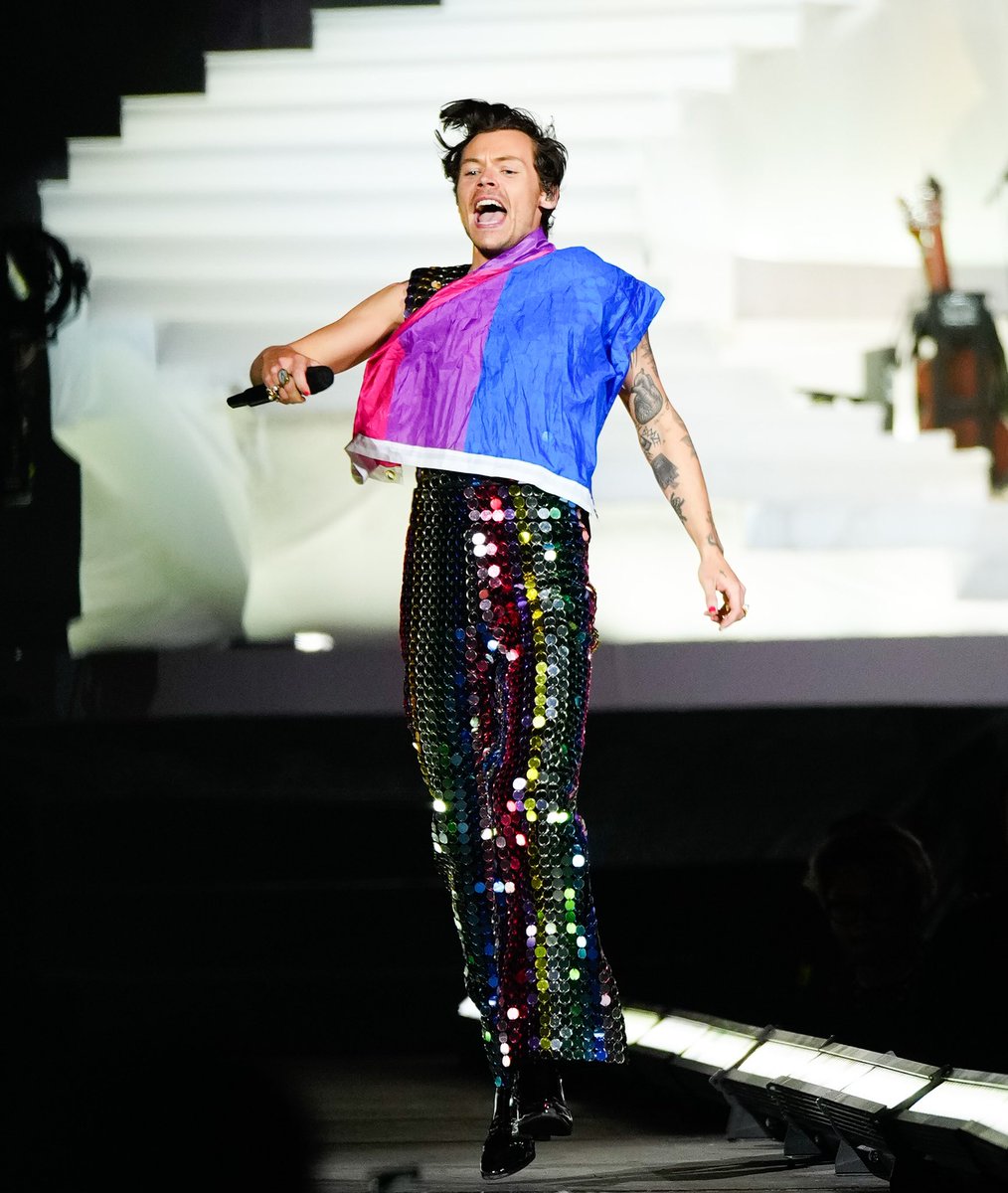 hsdcandids's tweet photo. Harry performing onstage at #Coachella - April 15 https://t.co/Kmt3842CKL