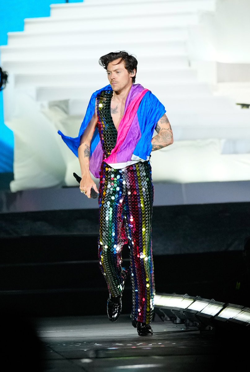 hsdcandids's tweet photo. Harry performing onstage at #Coachella - April 15 https://t.co/Kmt3842CKL