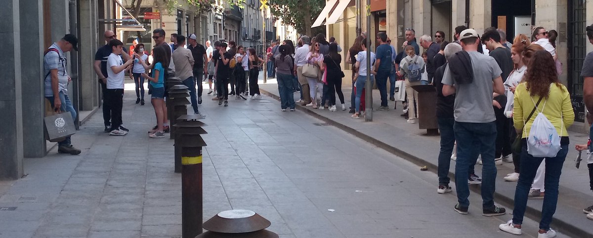 GiContraInfos's tweet photo. S'ha de ser una mica imbecil per fer cua per un putu gelat.
#FuckRoca
#FuckTurism
#FuckGuiris
#GuiriGoHome
#XavaGoHome https://t.co/D04dn7j73d
