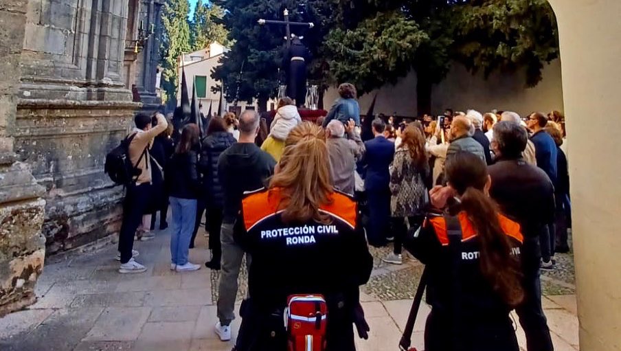 ProtCivilRonda's tweet photo. 🔸Jueves Santo con un gran aforo por las calles de nuestra ciudad #Ronda, donde empezamos cubriendo las estaciones penitenciales de Vera cruz,  Ecce Homo y padre Jesús. cubrimos los itinerarios con patrullas preventivas, y patrullas sanitarias, se realizaron varias intervencione https://t.co/QqUNYoz0Ja