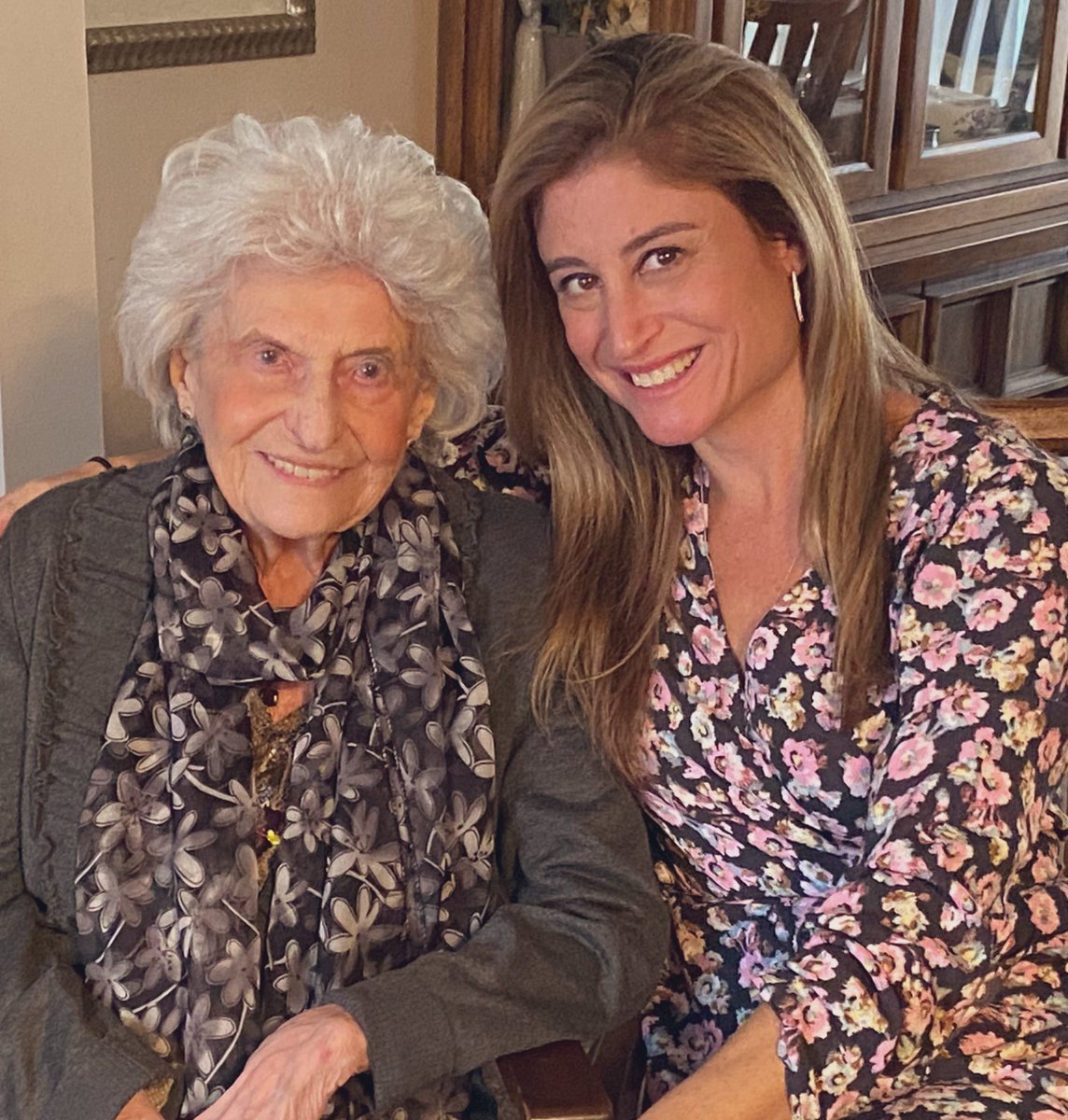 caryn_lieberman's tweet photo. Two missed #Passover celebrations with family and finally we reunited (after MANY rapid tests because this lady is precious to me.) May your #Pesach be as special as ours. https://t.co/8KrXcNfrOK