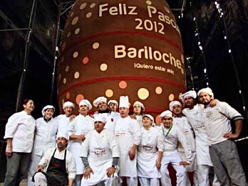 Weretilneck's tweet photo. La Fiesta Nacional del Chocolate 2022 en Bariloche 🍫 superó todas las expectativas y es un éxito total. 
Ideamos esta celebración en Semana Santa de 2012, después de la erupción del volcán Puyehue, con el objetivo de generar algo nuevo y atractivo en Bariloche. https://t.co/yoaQADF61X