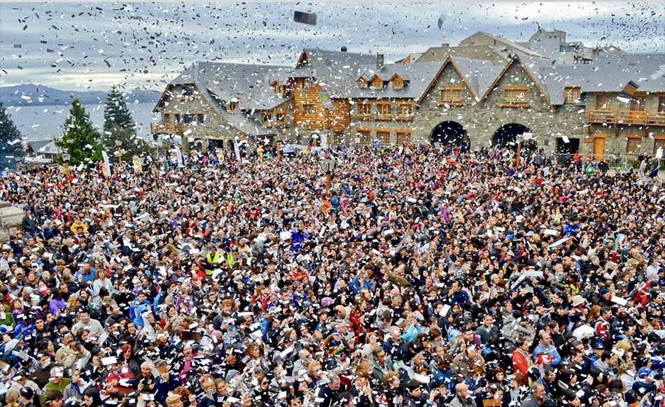 Weretilneck's tweet photo. La Fiesta Nacional del Chocolate 2022 en Bariloche 🍫 superó todas las expectativas y es un éxito total. 
Ideamos esta celebración en Semana Santa de 2012, después de la erupción del volcán Puyehue, con el objetivo de generar algo nuevo y atractivo en Bariloche. https://t.co/yoaQADF61X