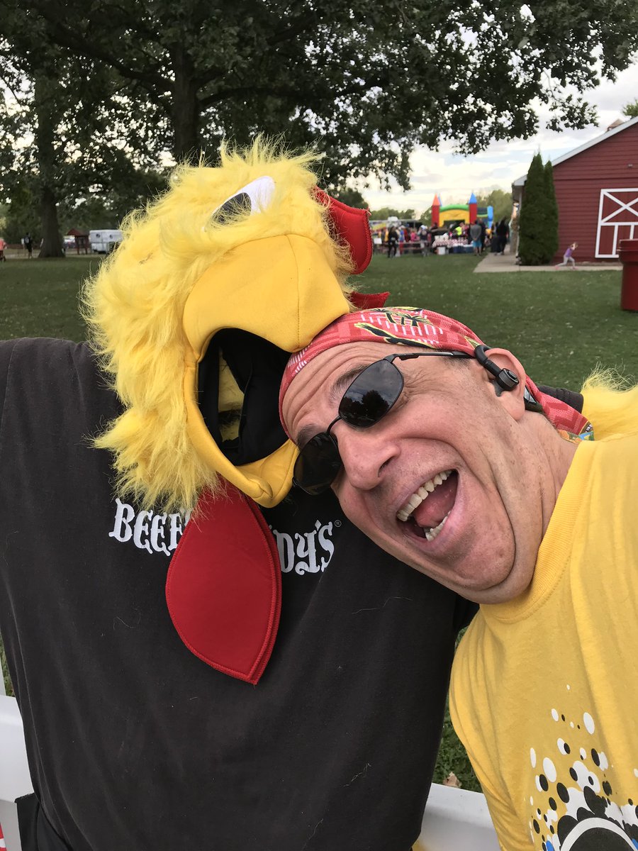 MarcS2's tweet photo. @DailyPicTheme2 being attacked by a big #yellow bird right before a 5K race! https://t.co/BjXwLGbep9