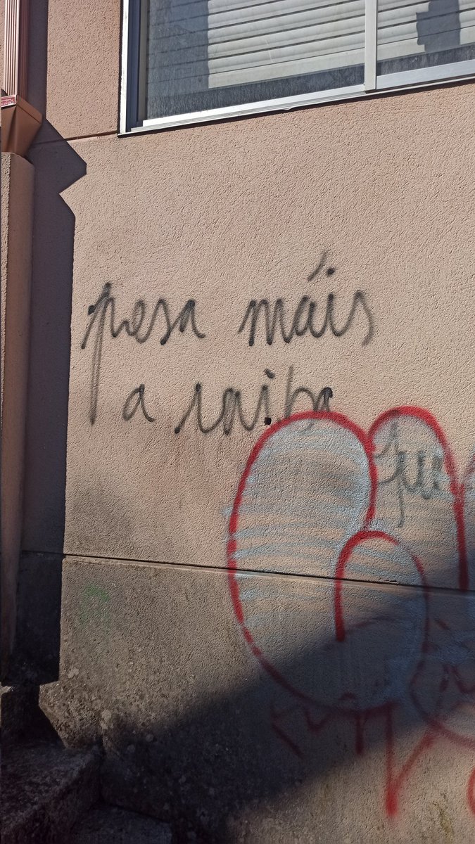 lamarbrava's tweet photo. Subiendo unas escaleras larguísimas este #graffiti "Pesa más la rabia" 🤣🤣🤣 https://t.co/Meu12u95Z2