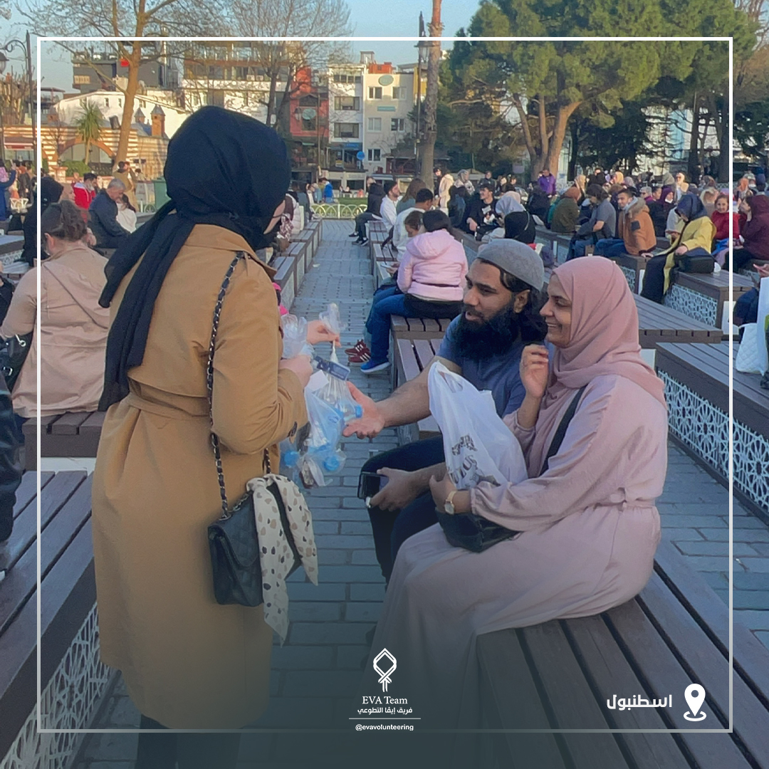 evavolunteering's tweet photo. بعض اللقطات من توزيع التمر والماء على الصائمين في #اسطنبول ضمن نشاطات حملة فوانيس الخير 3 
كل الحب والشكر للاشخاص الذين ساهموا في هذا النشاط ❤❤
#فريق_إيفا | #فريق_إيفا_التطوعي |#حملة_فوانيس_الخير
#Eva_Team | #Eva_Volunteering_Team https://t.co/yUs6ElblrD