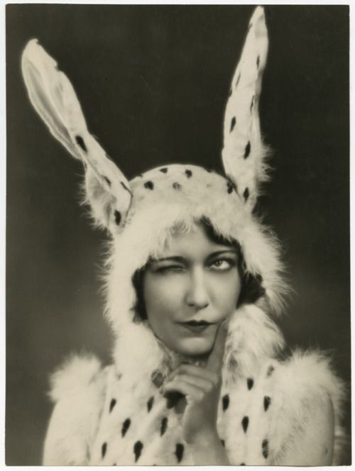 Noirchick1's tweet photo. Dorothy Sebastian channeling the Easter Bunny?? #dorothysebastian #silentfilm #easterbonnet #easterhat #oldhollywood #classichollywood #1920s https://t.co/Z0veNms3eZ