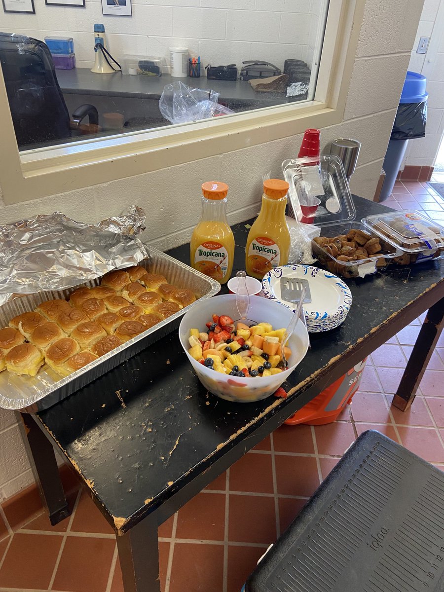 khsTF's tweet photo. Thanks Mrs. M and Family for our Saturday Morning after workout meal. The homemade egg sandwiches were fantastic ! https://t.co/cPsYfWvPcX